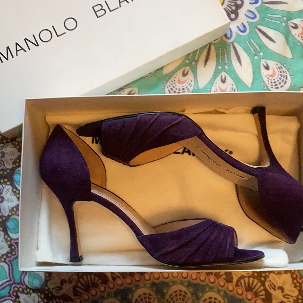 Manolo Blahnik, purple suede